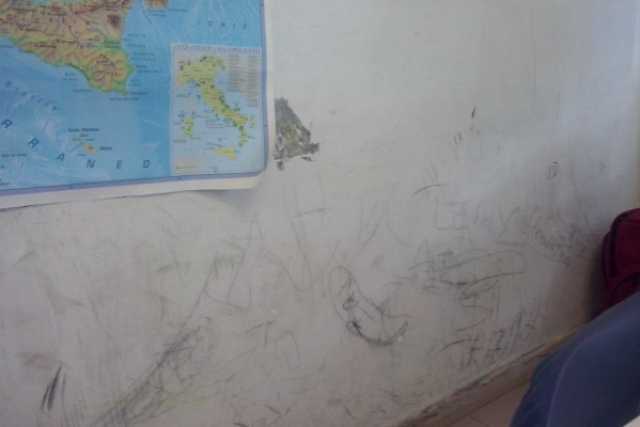 Bari, a pulire la scuola ci pensano i genitori. Ma c�� chi non � d�accordo